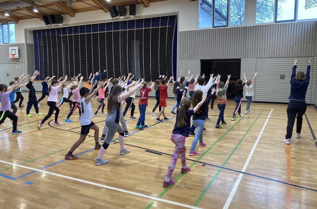 Grundschüler in Dietingen tanzen im Sportunterricht
