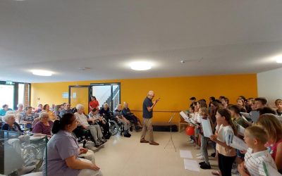 Grundschulchor Dietingen verbreitet Freude im Pflegeheim Sankt Josef
